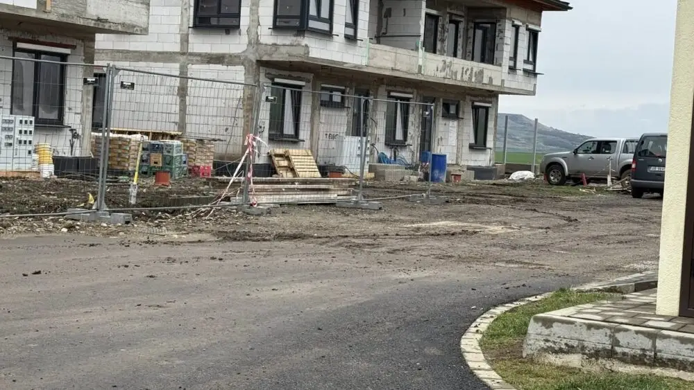 În atenția Poliției Locale Sebeș! Cât mai trebuie să suportăm mizeria lăsată de cei care construiesc pe strada Schweighofer din Sebeș?!