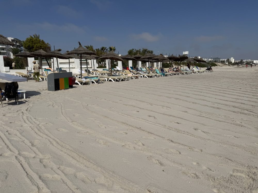 Plaja din Tunisia unde turiștii sunt obligați să se descalțe! Nisipul e atât de fin încât pare cernut prin sită!