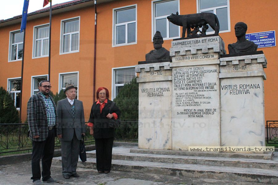 Unicat în România! Doctor de meserie, donator de…statui! (VIDEO-Galerie FOTO)