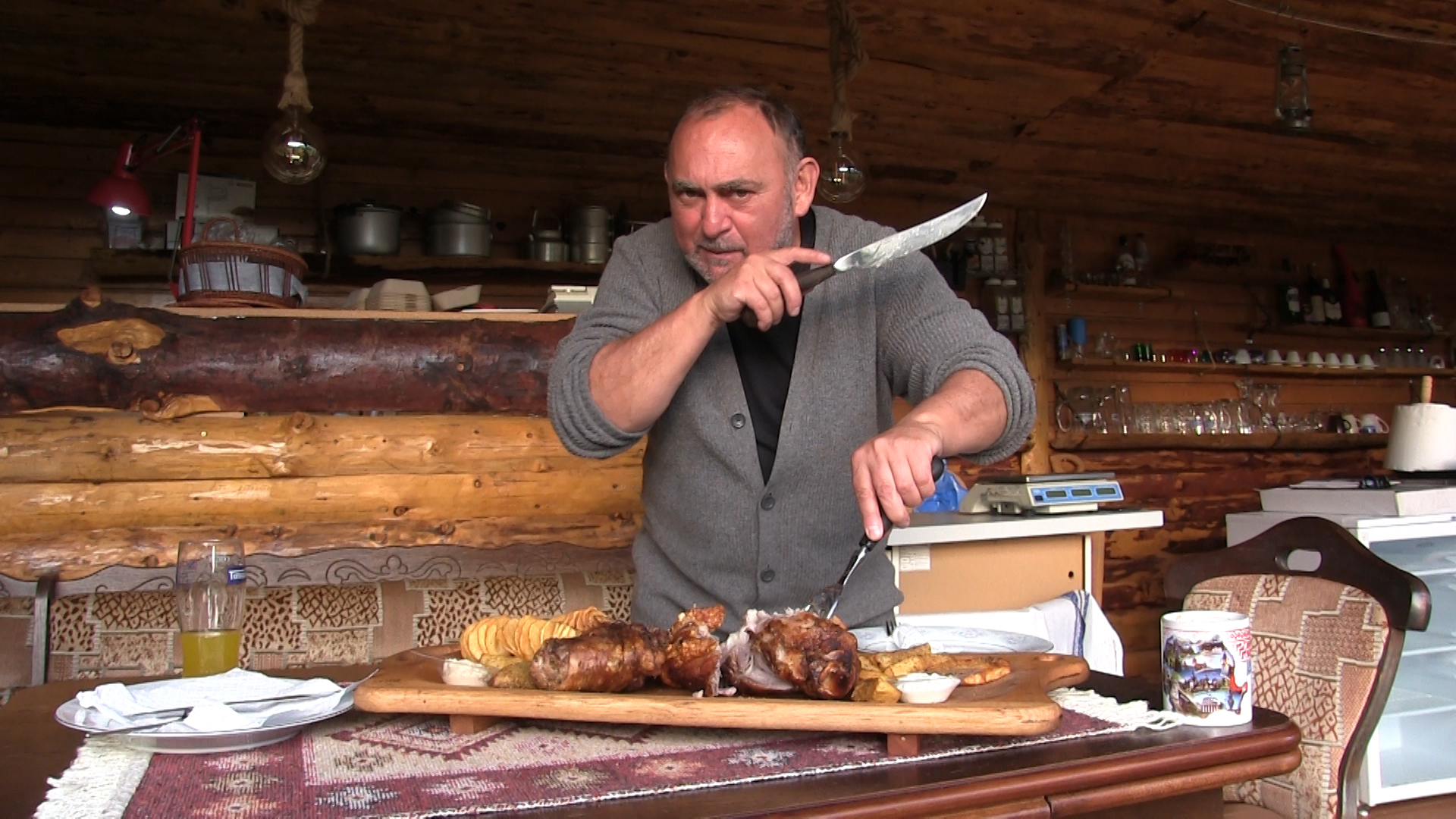 Cunoscutul umorist Mihai Nae s-a specializat în rotisatul ciolanelor (VIDEO)