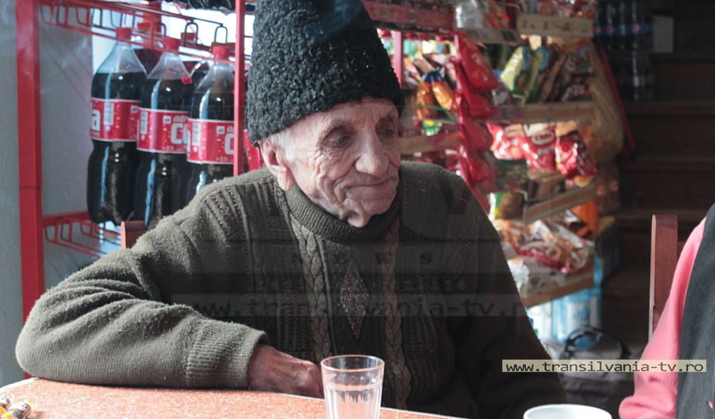 ”Ca să plinesc suta de ani, trebe să dohănesc!”- La vârsta de 95 ani supărat pe legea antifumat! (VIDEO)