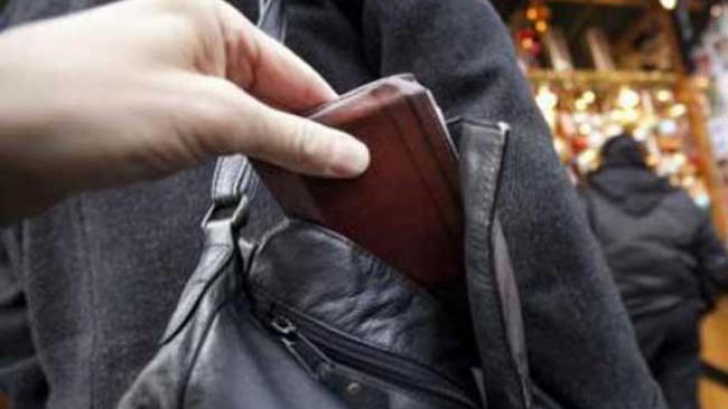A furat din poseta unei credincioase, in timpul slujbei religioase