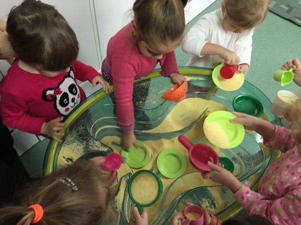 Copiii celor 20 de grădinițe din Alba Iulia se bucură de jucării noi