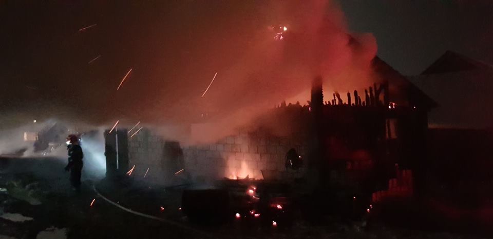 Șapte incendii stinse și aproape 100 de persoane asistate medical în weekend de pompierii sibieni