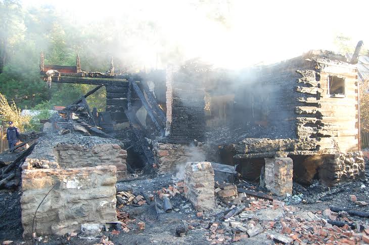 O femeie a murit într-un incendiu produs la o casă din comuna Bucium