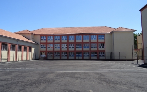 Lucrări de asfaltare a curților la unitățile școlare din Oradea