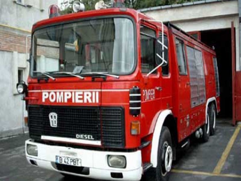 Pompierii au stins un incendiu izbucnit la o societate de prelucrare a lemnului din Cîmpeni