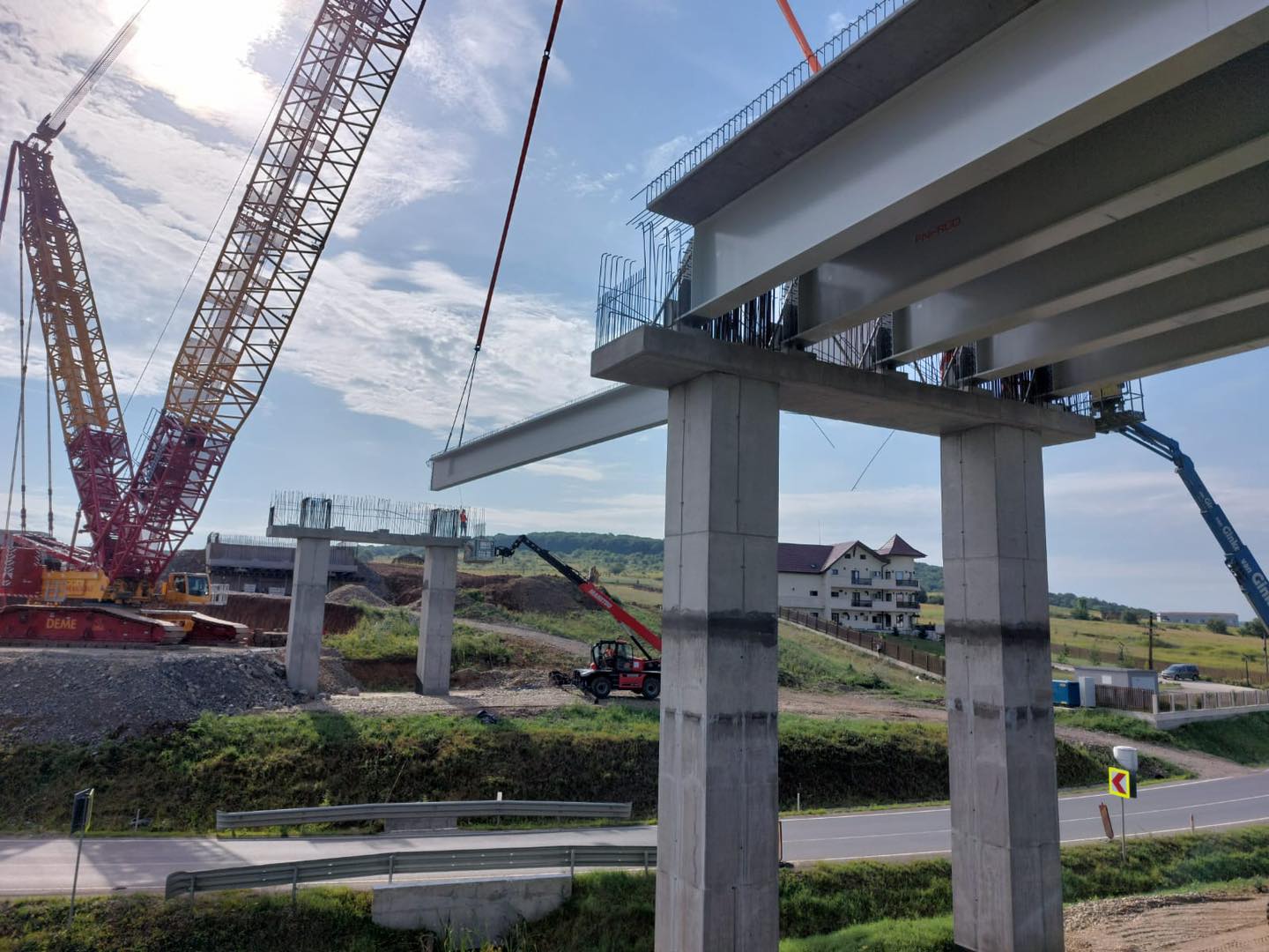 Se montează ultimele grinzi la viaductul din Băile Felix